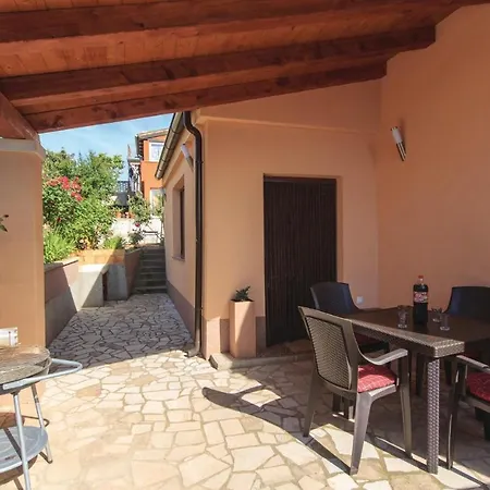 Stunning Home In Pula With Wifi *